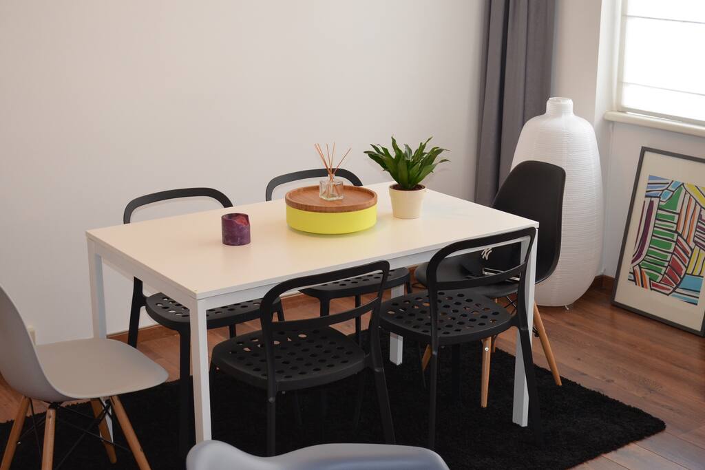 salle à manger avec table pour 6 personnes