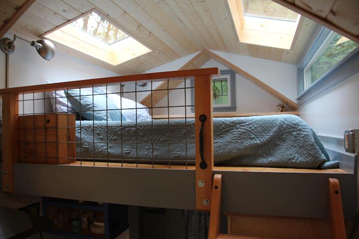 mtazamo wa roshani kuu inayoonyesha juu ya ngazi na mkono wa mkono wa pasi. Anga zote mbili katika roshani kuu zina vivuli vinavyoweza kubadilishwa.