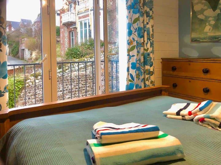 Под в синя стая, електрическо легло, изглед към църквата с балкон (спалня 2)