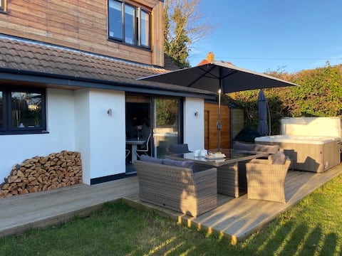 A modern coastal retreat in the heart of Bude