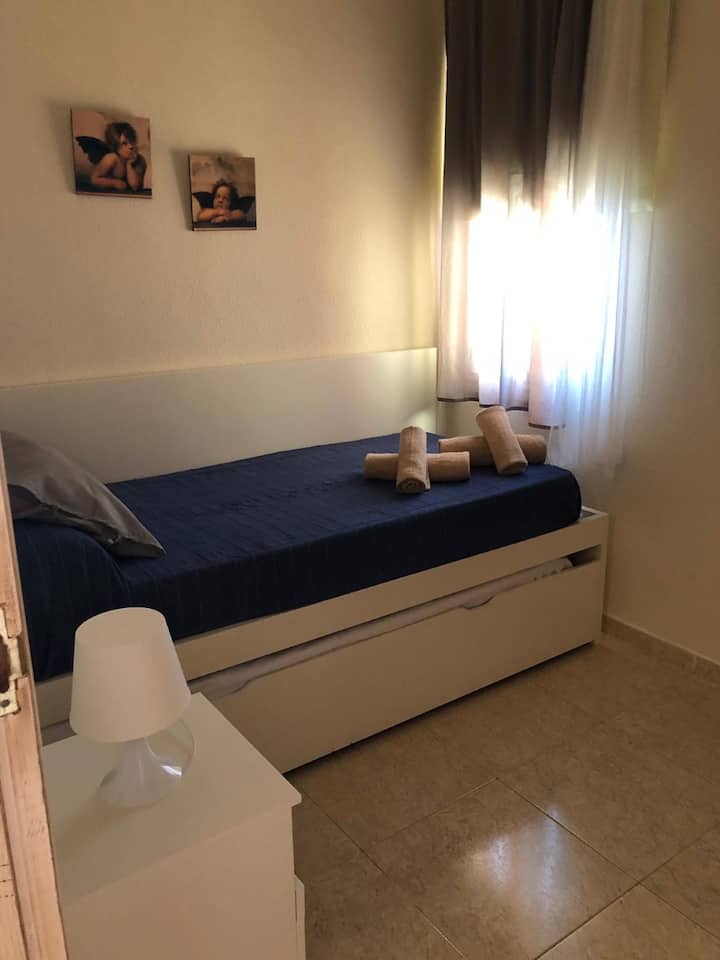 مساحة لشخصين فرديين ونافذة داخلية تطل على حمام السباحة وخزانة ملابس بأربعة أدراج وطاولة ليلية وتلفزيون مقاس 28بوصة.