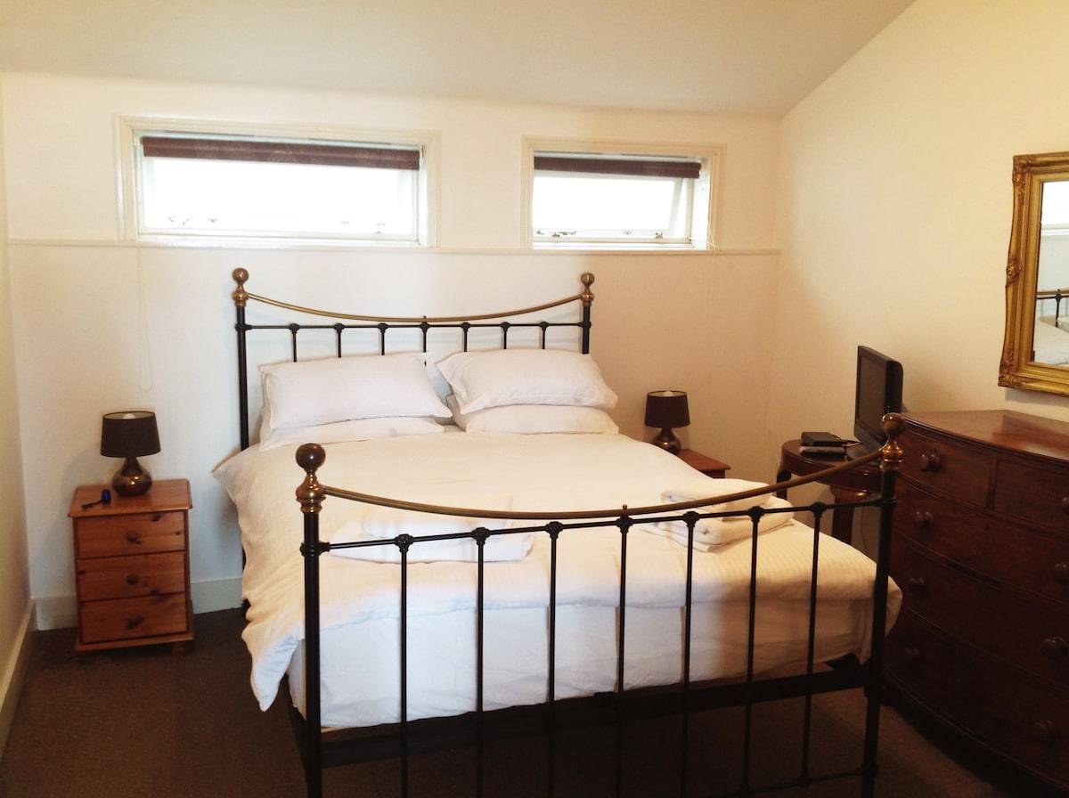 卧室配备全新加大双人床