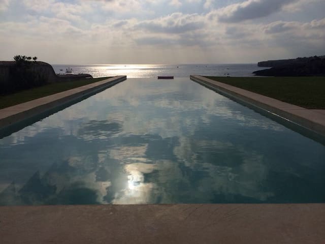 Villa Blanca primera línea de mar gallery image 3