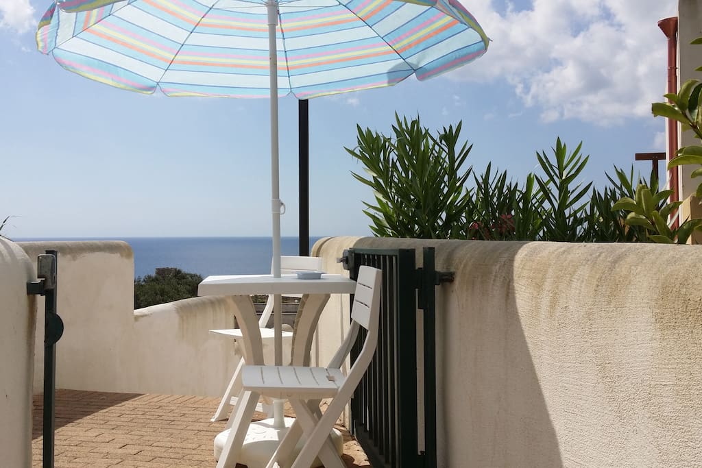 INGRESSO ANTISTANTE IL MONOLOCALE CON VISTA MARE.