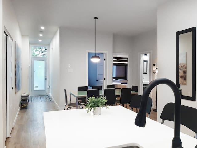 Deluxe large 1-5 bedrooms downtown apt near metro- gallery image 2