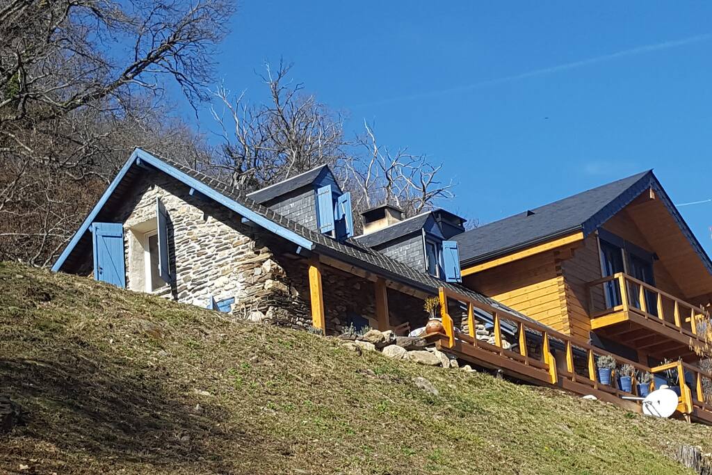 Grange attenante à la maison en bois