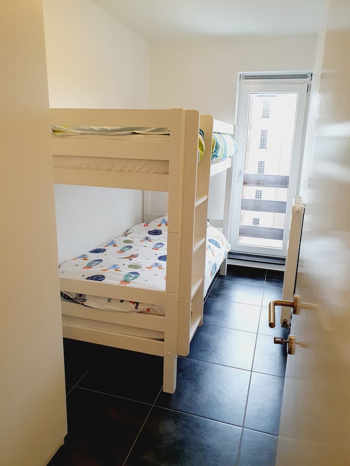 Druga spavaća soba s posteljinom. 