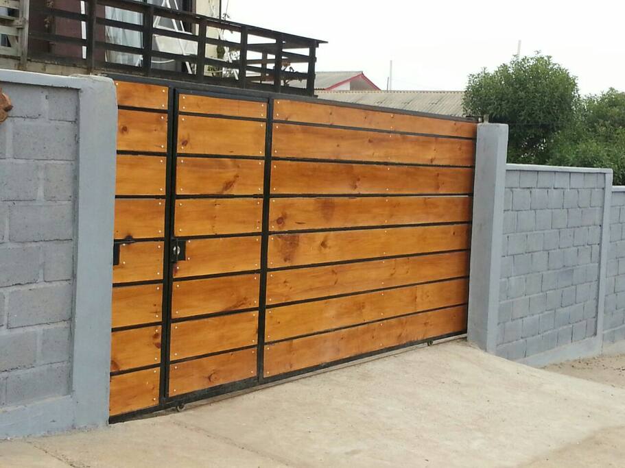 Porton acceso a estacionamiento