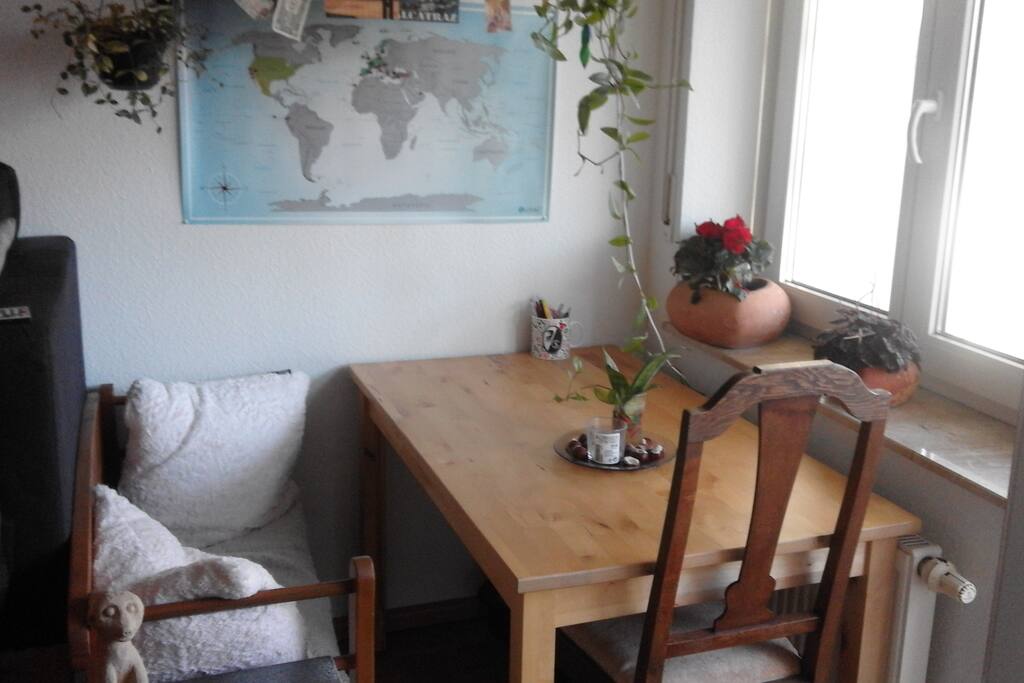 Es können problemlos 3 Leute zusammen essen.