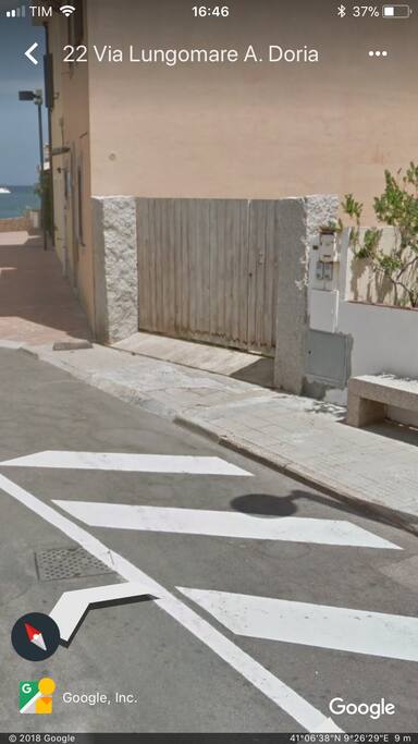 L’ingresso del piccolo giardino di casa
