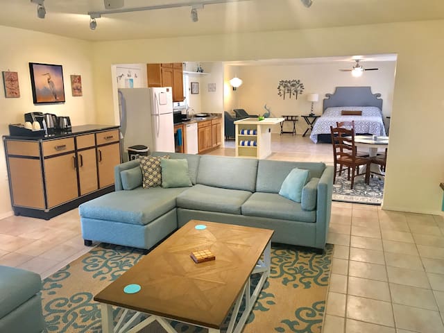 ☆☆☆☆☆ CRANE SUITE/PRIVATE HOT TUB, BBQ, KING BED,