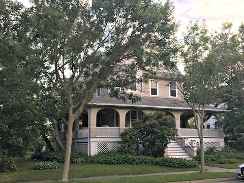 Victorian Beach House, 2 Block Walk to Beach