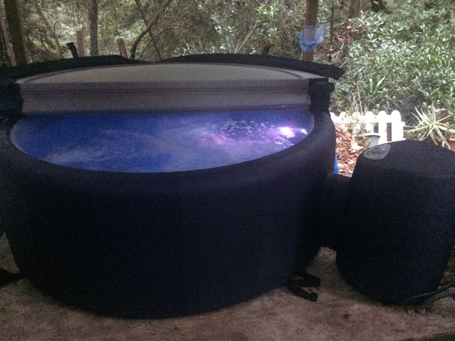 Relax in the Softtub overlooking the forest.