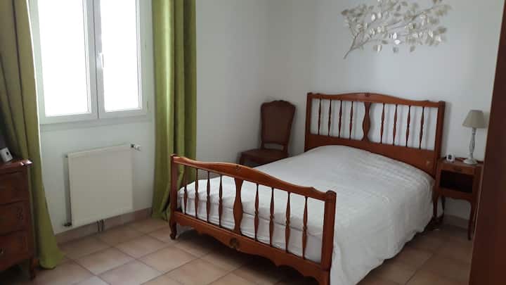 Spálňa s rozlohou 14m ², kúpeľňou s umývadlom a sprchovacím kútom
