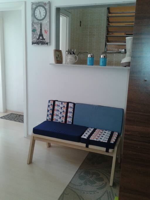 Outro ângulo da sala onde se vê no alto o passa-prato