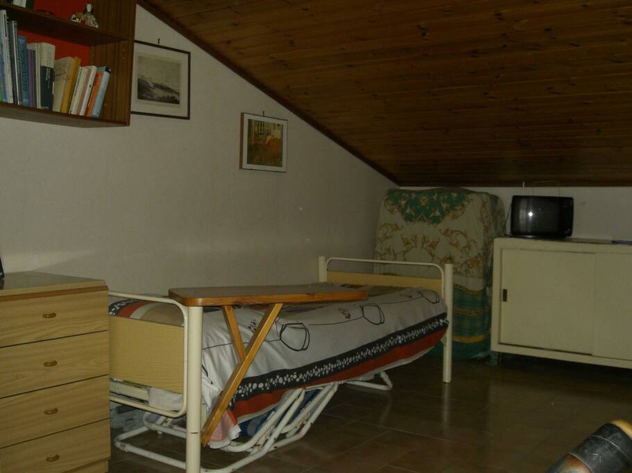 3° camera mansarda con due letti singoli e terzo letto brandina