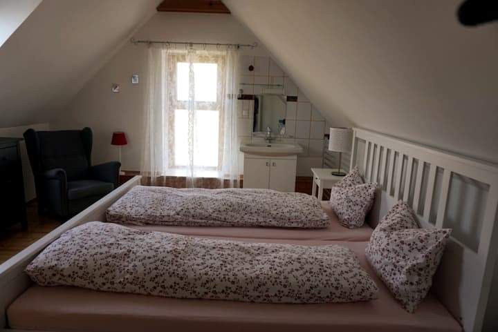 ห้องนอน 1 พร้อมมุมอ่านหนังสือที่อบอุ่น