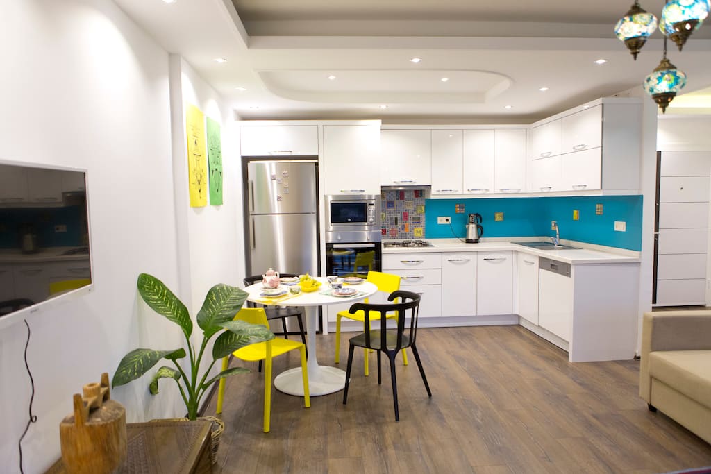 Kitchen amenities include dishwasher, microwave, oven, cookware, tableware, etc.