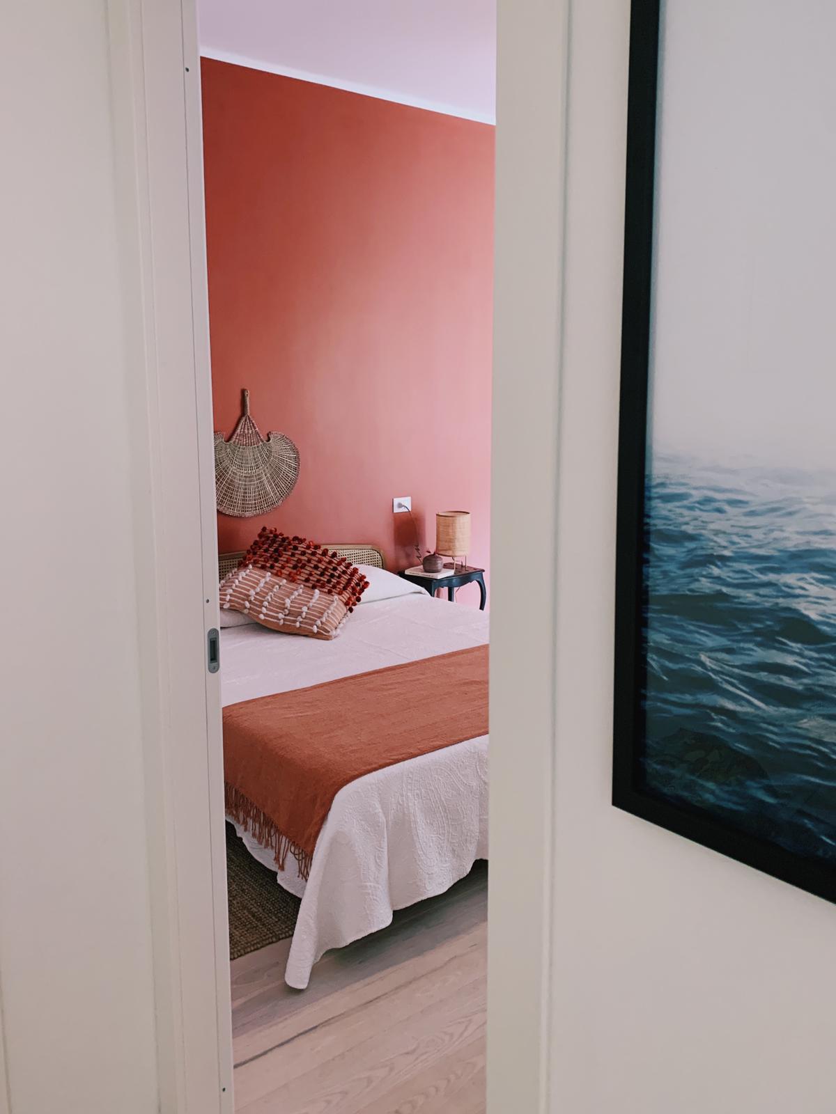 ทางเข้าห้องนอนขนาดใหญ่มากมีเตียงคู่และโซฟาที่สามารถเป็นเตียงเสริมได้เมื่อจำเป็น 