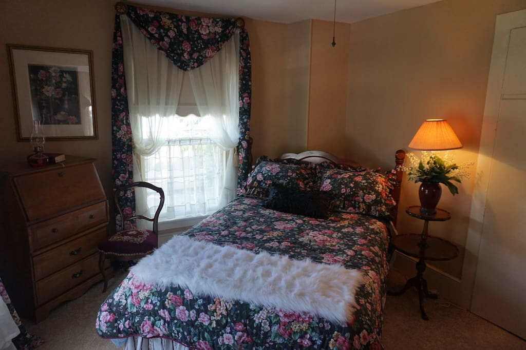 2nd bedroom double, closet,plenty of drawers, desk,