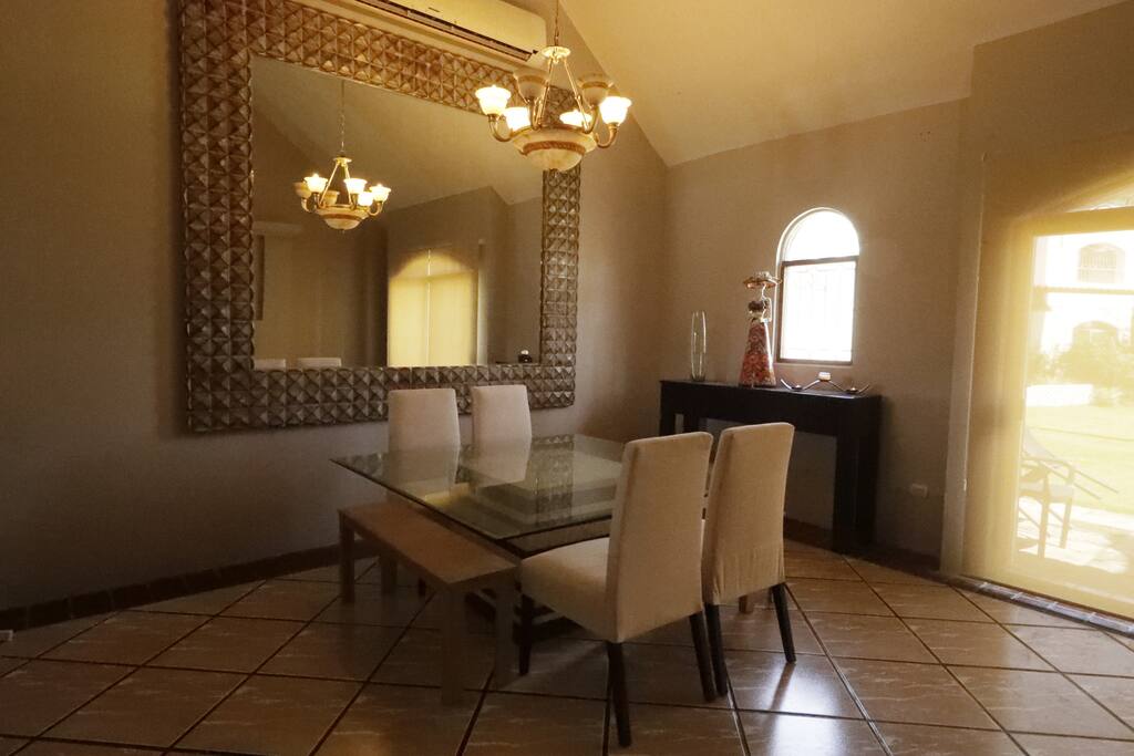 El comedor para 8 personas. Dyning table for 8 people