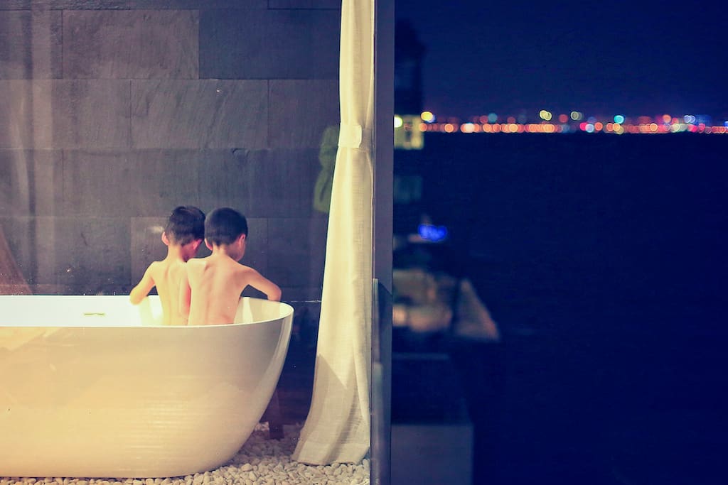 Kids bathing in the tub at the balcony 孩子们阳台浴缸泡澡