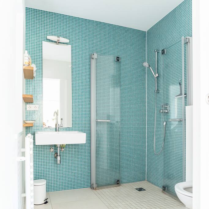schönes Bad mit Dusche und WC
