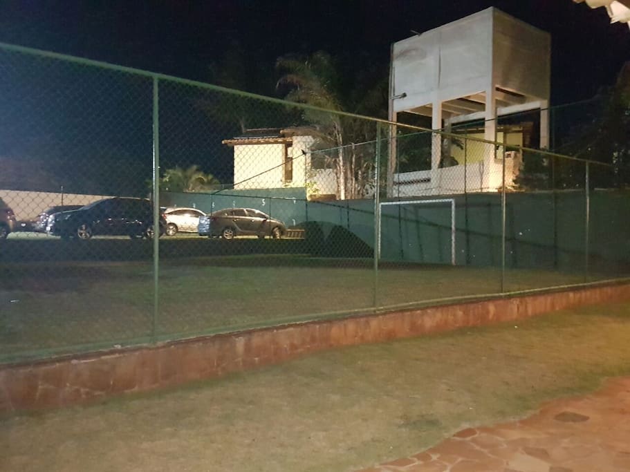 Campo de futebol e área de estacionamento c/ vaga para 2 veículos