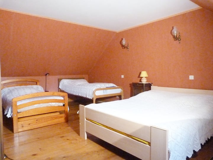 غرفة نوم كبيرة بها سرير مزدوج (140 سم) وسريران فرديان (90 سم)