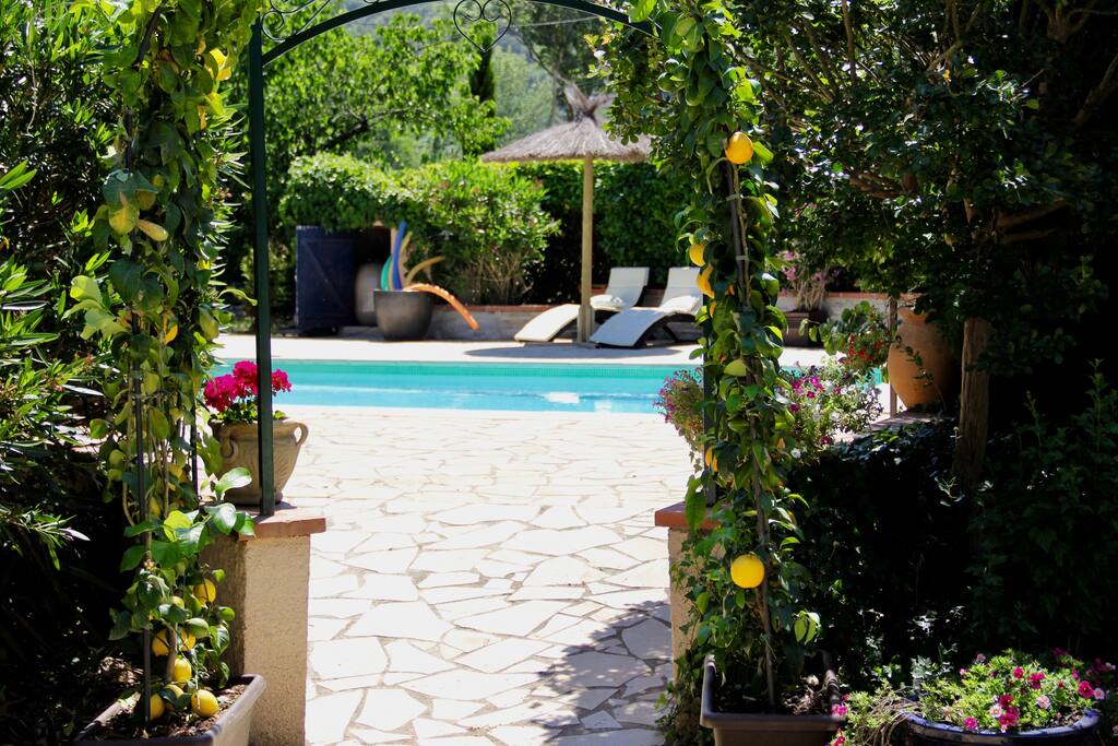 Accès à la piscine entièrement de plain-pied