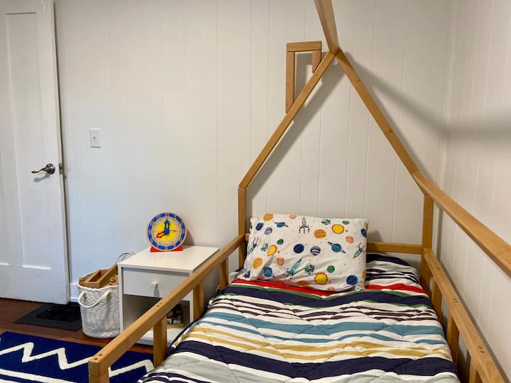 Chumba cha watoto, kilicho na vitu vya kuchezea vinavyolengwa kwa umri wa miaka 2-8.