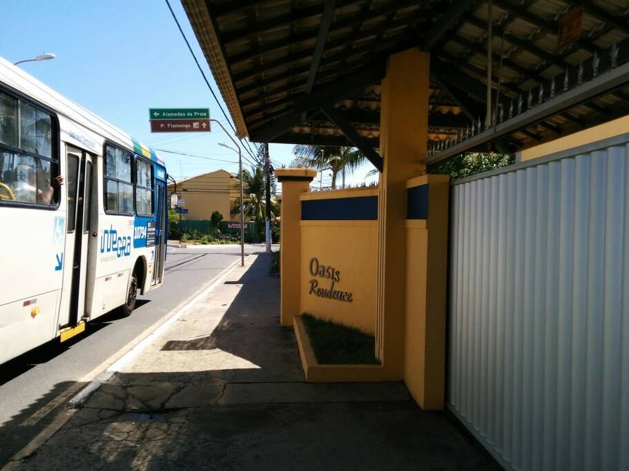 Ônibus passam na rua. Com charme, consegue-se que o motorista pare na porta de casa. Rsrs Mas, o ponto de ônibus fica a poucos passos.