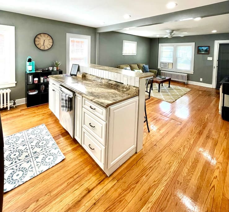 Airbnb Centrally located 2 bed w/ off street parking