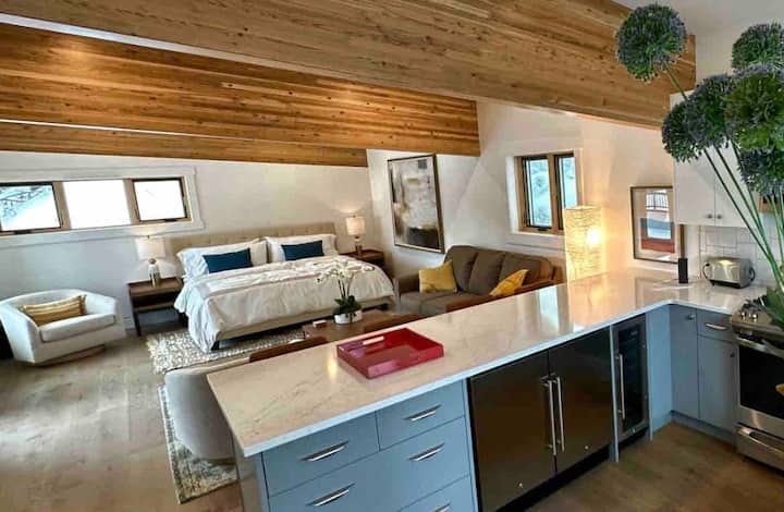 Large loft-like studio space with wood beams, hardwood floors, and a Luxurious King Bed.  Queen sofa bed for any extra guests.  Windows surrounding with lots of natural light.  