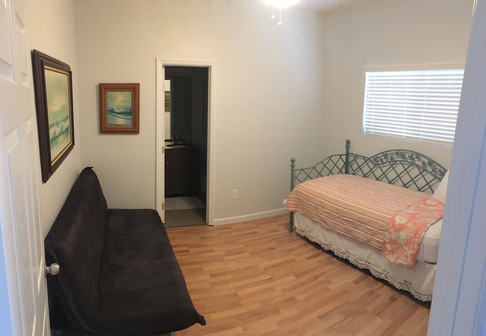 Daybed w/trundle and private tub/shower bathroom.