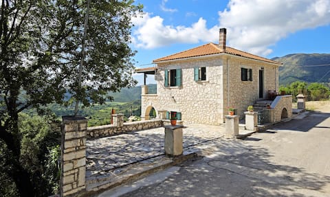 ★Peaceful Getaway★ Quiet, Comfortable Stone House