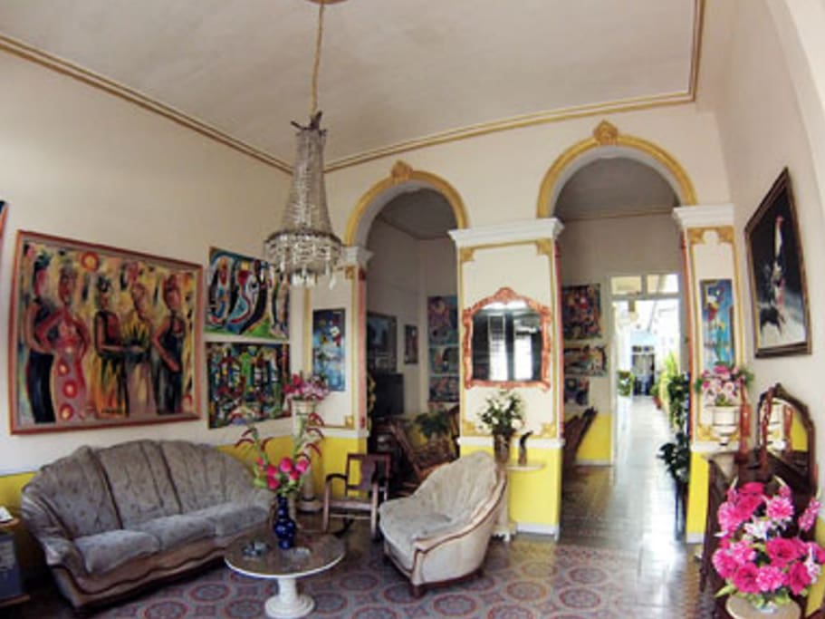 Living Room of the hostal a perfect balance of styles.--Sala del Hostal balance perfecto de estilos.