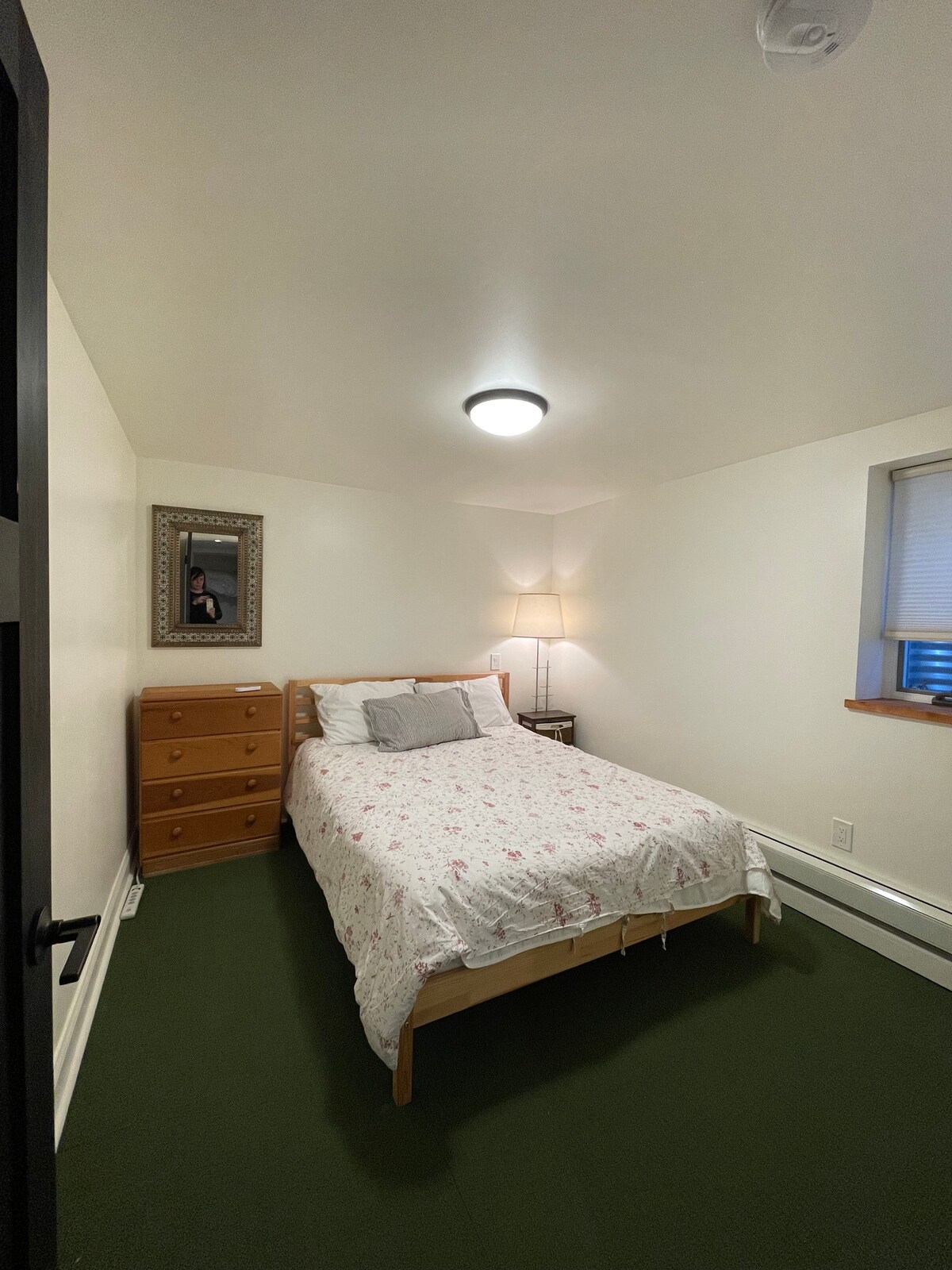 ผู้เข้าพักจะเพลิดเพลินกับความฝันหวานบนเตียงนอนขนาดควีนไซส์พร้อมท็อปเปอร์เทมเปอร์  มีตู้เสื้อผ้าและลิ้นชักมากมายสำหรับการเข้าพักระยะยาว  หน้าต่างบานเปิดให้แสงธรรมชาติ โคมไฟข้างเตียงแบบสลับเหมาะสำหรับการนอนหลับกับหนังสือ 