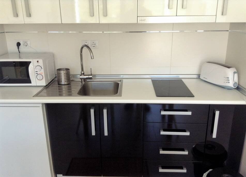 Cocina equipada. Hay varios tipos de cafetera. ☕️☕️, tostadora y batidora.