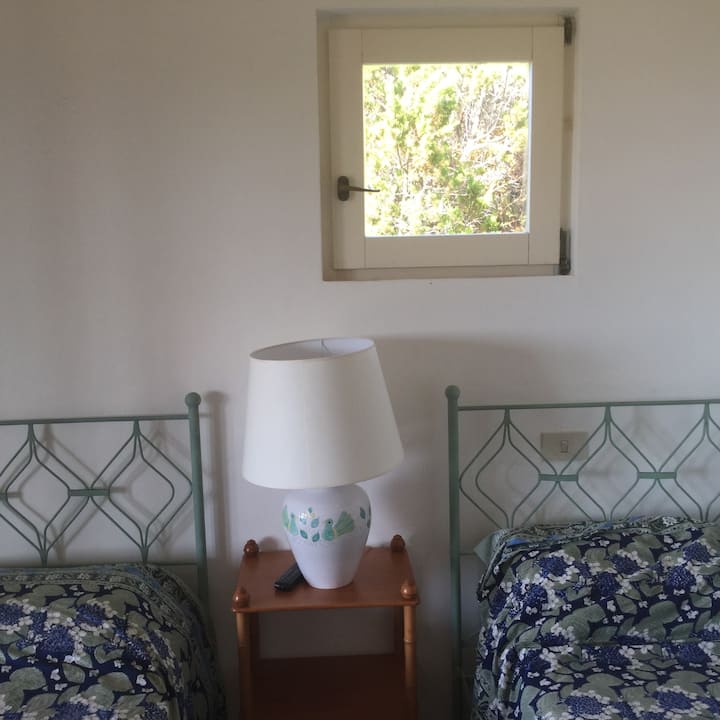 B. Stanza a due letti/ dormitorio con dos camas de una plaza