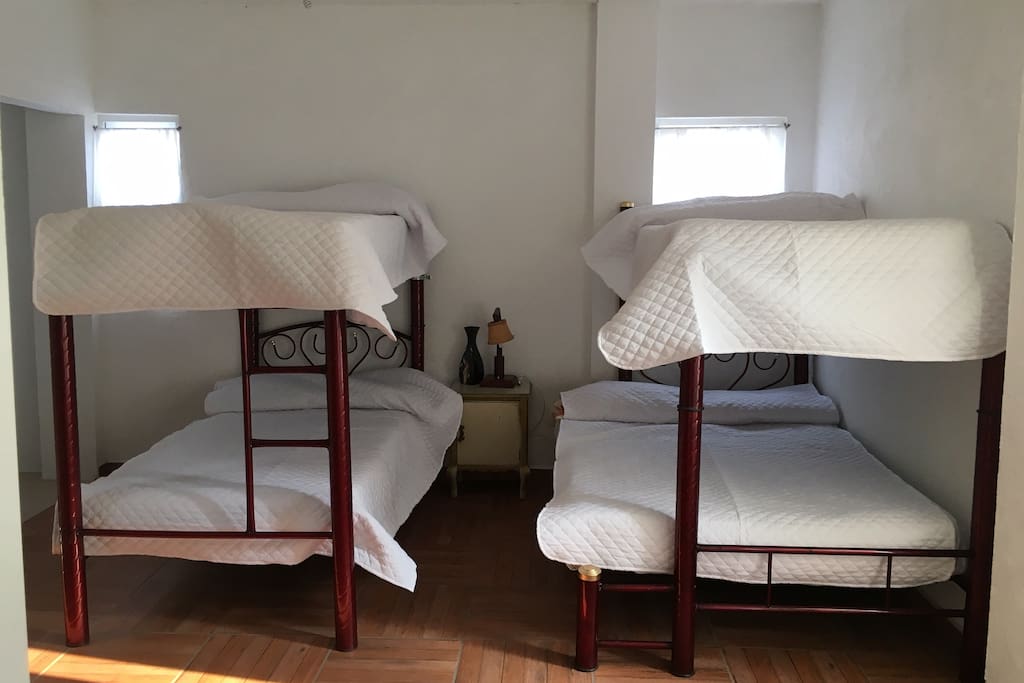 Cada habitación tiene baño privado, closet y cerradura en la puerta.
Each room has a private bathroom, closet and lock on the door.