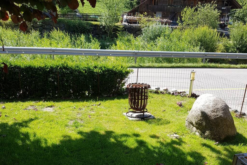 Aussenplatz mit Feuerkorb, kann auf Wunsch benützt werden als Grillmöglichkeit. Eingezäunt mit 1 m Zaun, also praktisch für Kinder und Hunde.