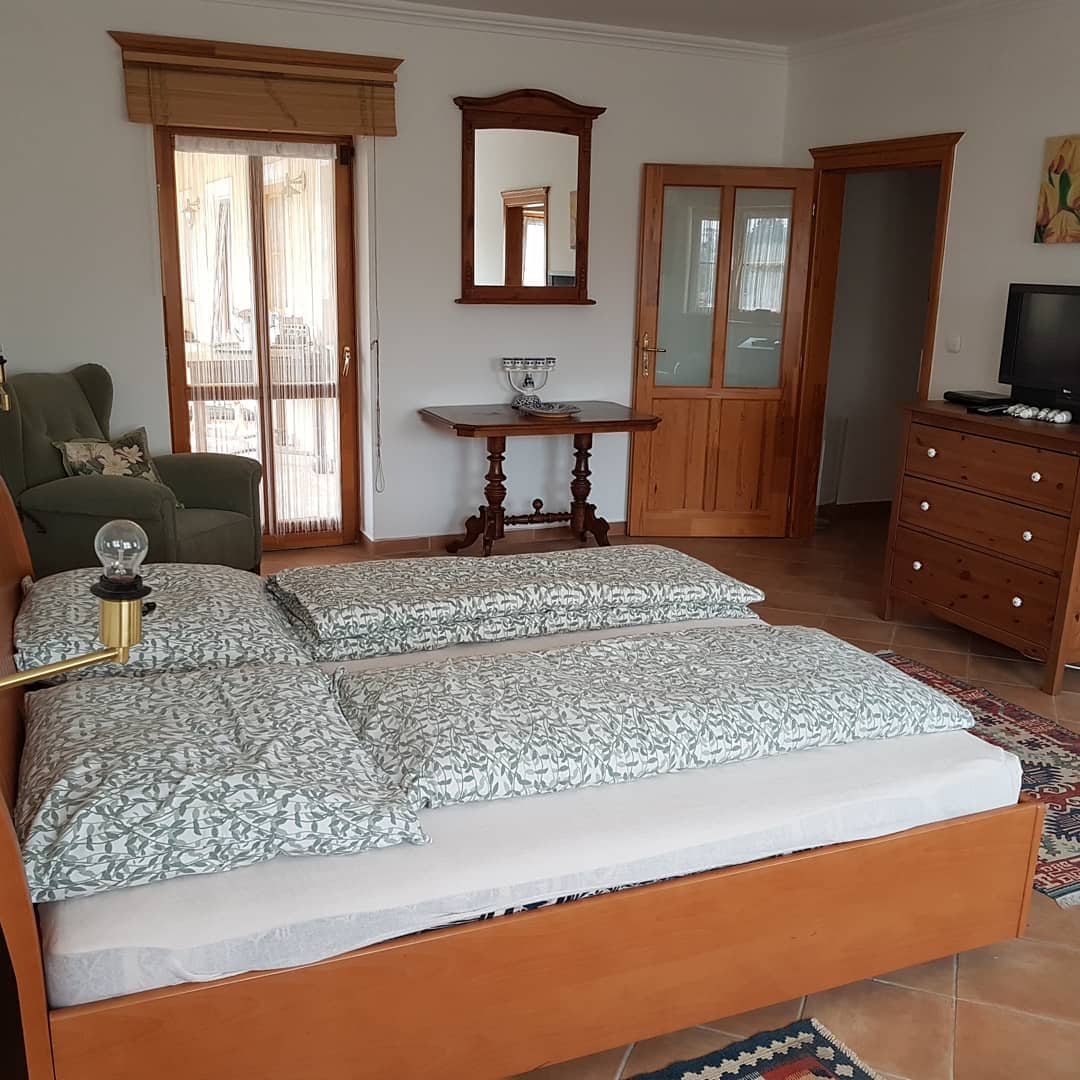 Doppelzimmer 3  Henko mit Zugang zur Terrasse u. begehbarem Kleiderschrank