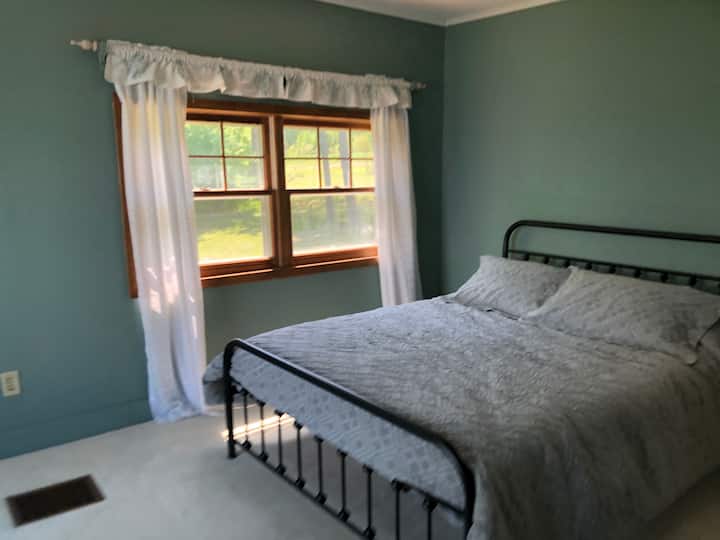 Bračna soba (160x200) na glavnom katu s pogledom na jezero