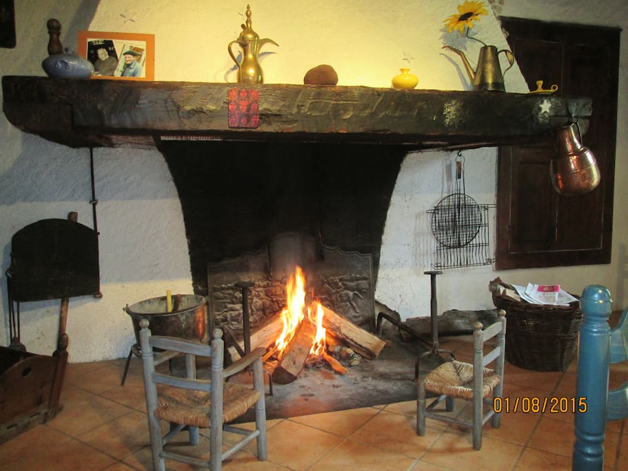 Cheminée qu'il est agréable d'allumer, parfois certains soirs.