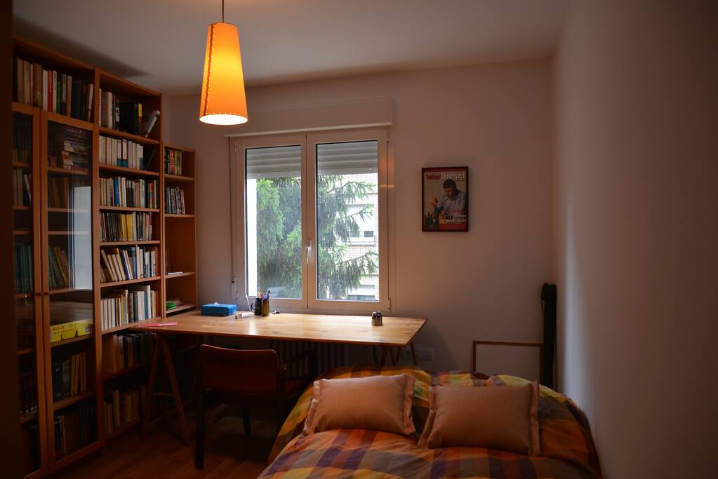 Habitación estudio, mesa amplia y confortable para trabajar