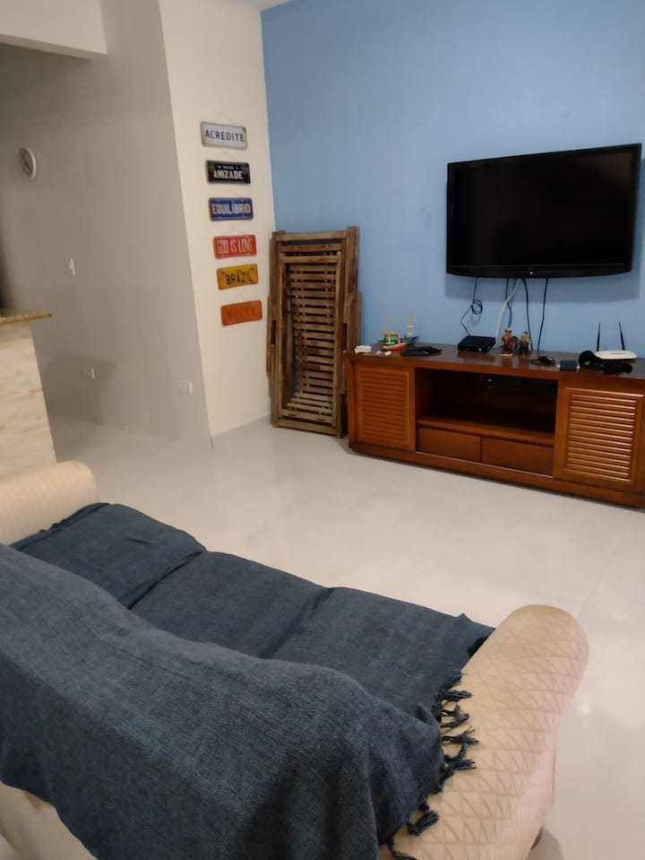 Голяма всекидневна с телевизор и Wi - Fi