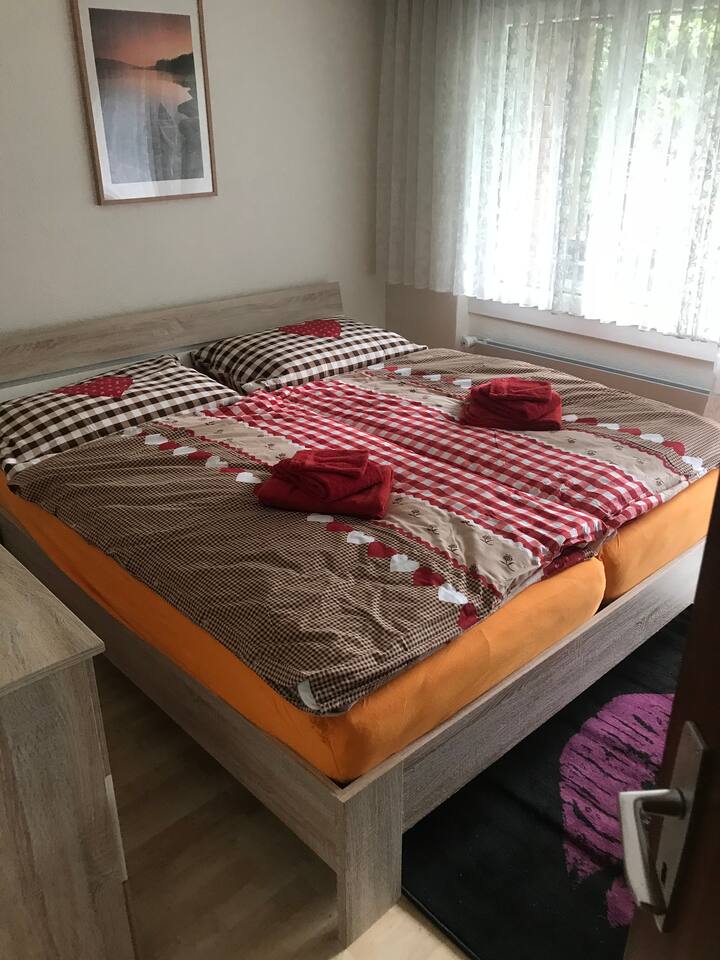 Elternschlafzimmer mit Schrank inkl. Kleiderbügeln.
