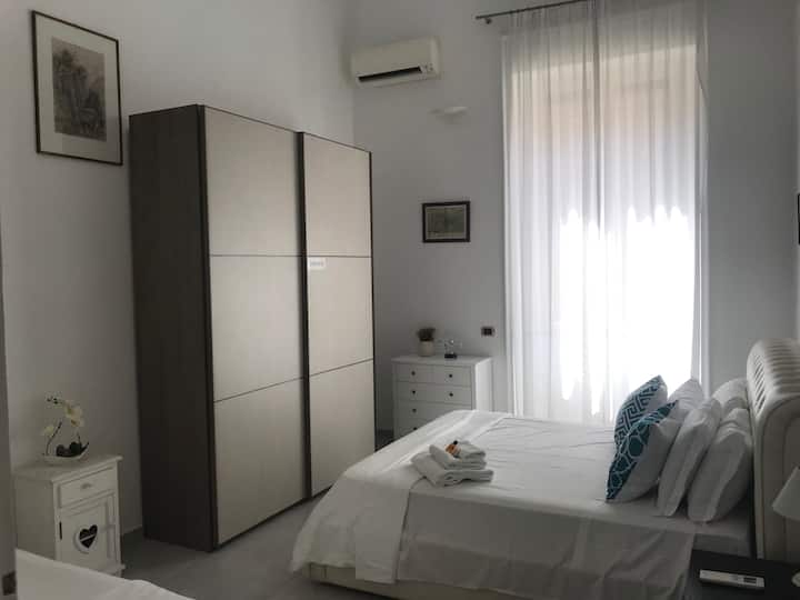 三人卧室：一张标准双人床和一张单人床