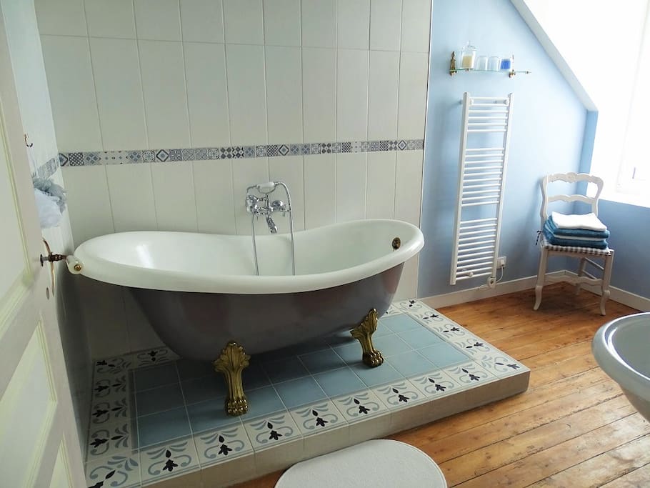 Salle de bain EUROPE et sa baignoire "pattes de lion"